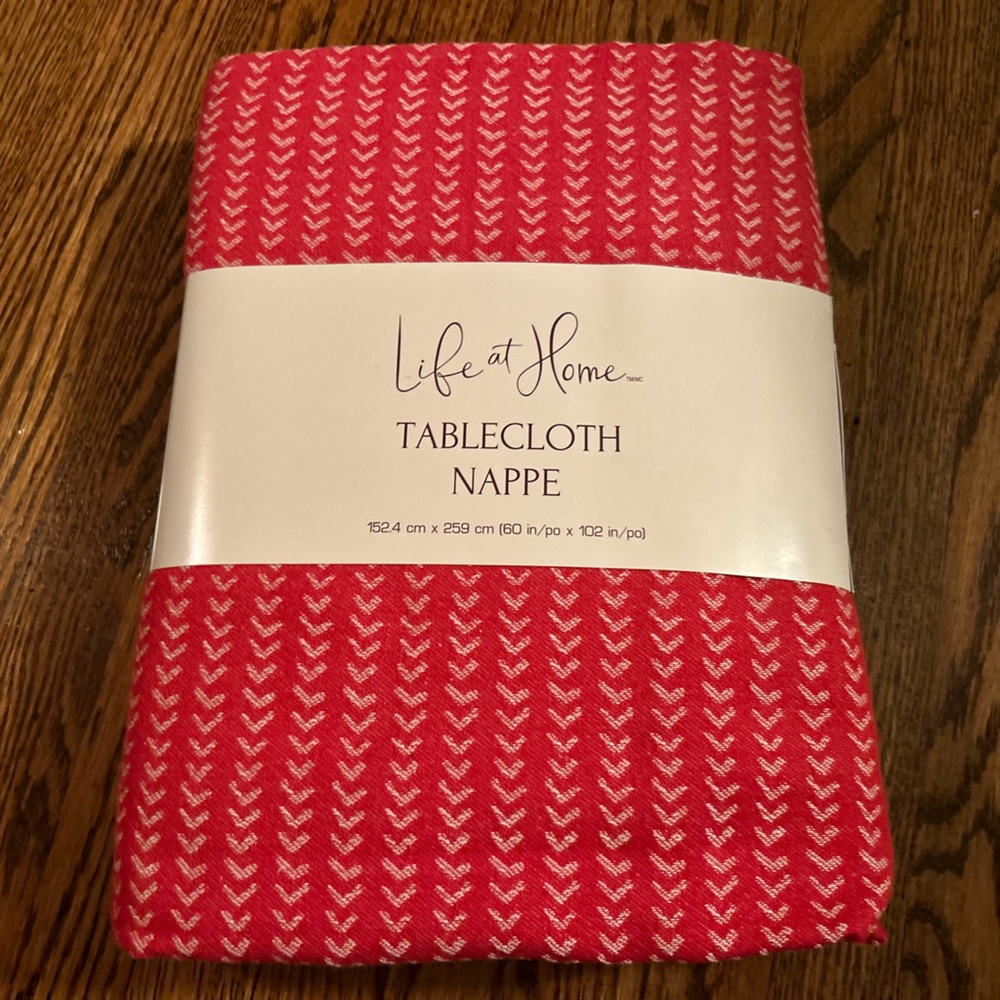 BNWT Red and White Cotton Tablecloth (152.4 cm x 259 cm)